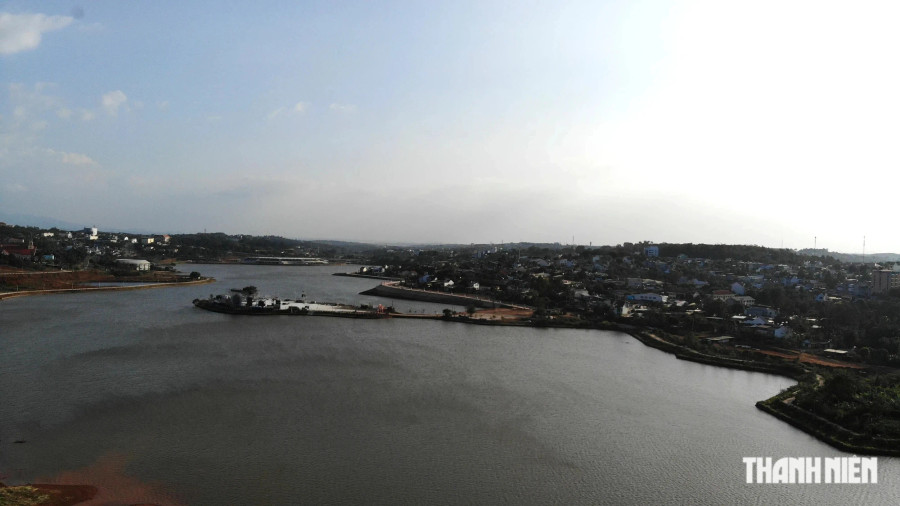 TP.Gia Nghĩa nói riêng và Đắk Nông nói chung có hệ thống ao, hồ, sông, suối rất đa dạng. Đi giữa thành phố có thể dễ dàng bắt gặp hồ nước rộng mênh mông, kéo dài hàng cây số. Ảnh: Xuân Lâm