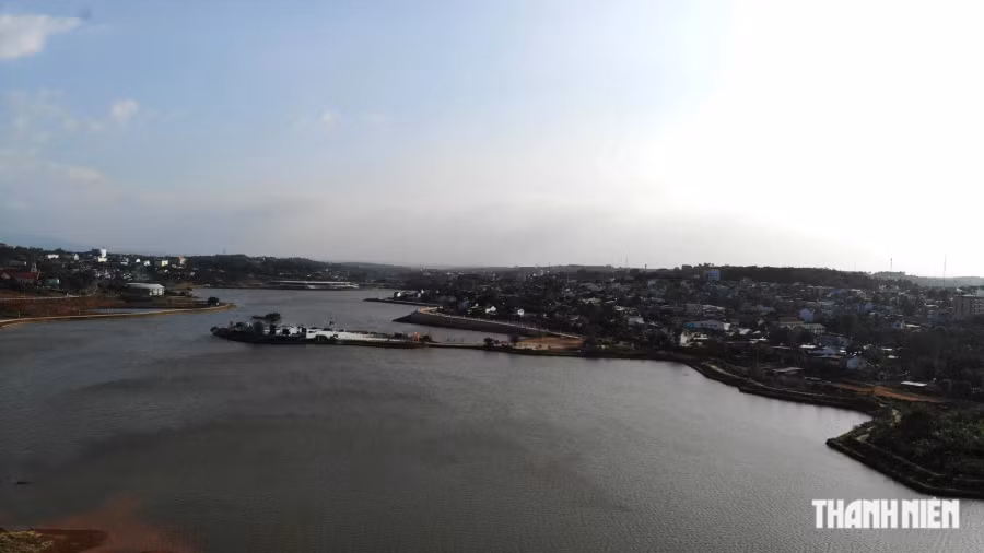 TP.Gia Nghĩa nói riêng và Đắk Nông nói chung có hệ thống ao, hồ, sông, suối rất đa dạng. Đi giữa thành phố có thể dễ dàng bắt gặp hồ nước rộng mênh mông, kéo dài hàng cây số. Ảnh: Xuân Lâm