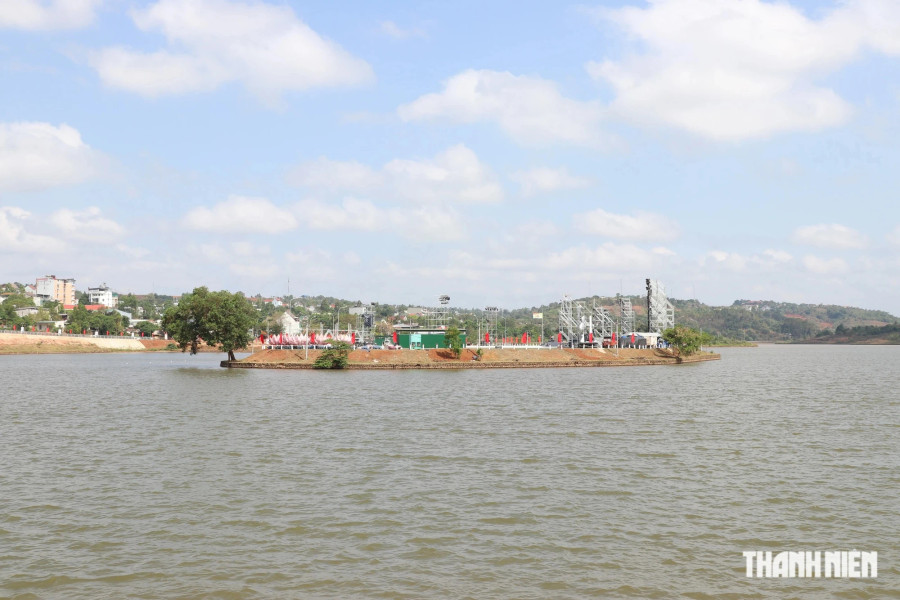 Khu vực đảo nổi, nơi tổ chức lễ kỷ niệm 20 năm ngày thành lập tỉnh Đắk Nông (2004 - 2024) vào tối 23.3. Ảnh: Xuân Lâm Khu vực đảo nổi, nơi tổ chức lễ kỷ niệm 20 năm ngày thành lập tỉnh Đắk Nông (2004 - 2024) vào tối 23.3. Ảnh: Xuân Lâm