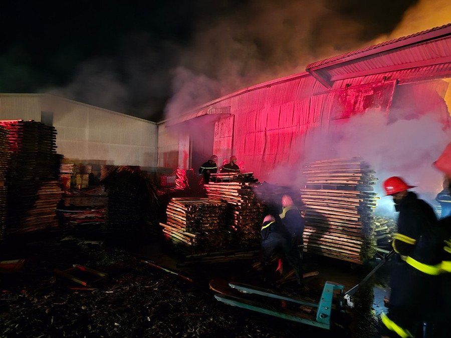 Lực lượng cảnh sát chữa cháy nỗ lực dập lửa