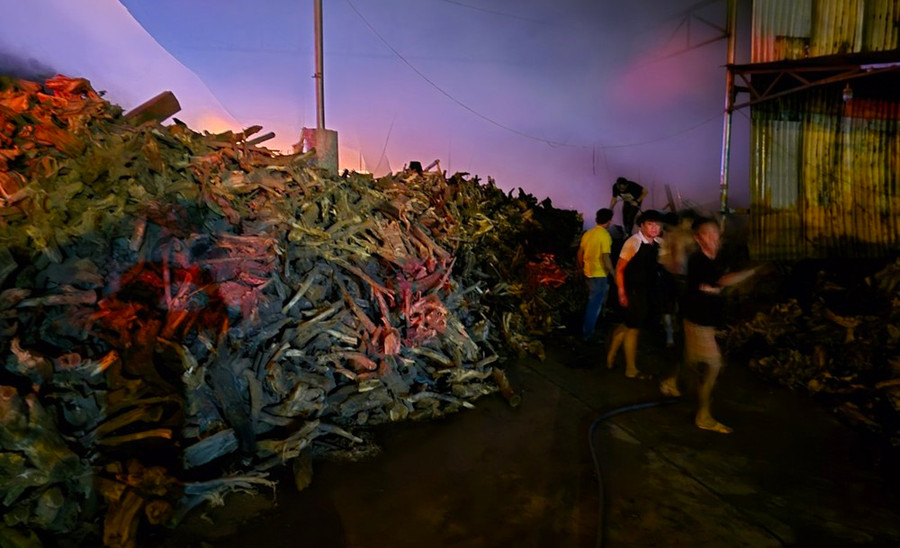 Khu xưởng chứa nhiều vật liệu gỗ dễ cháy