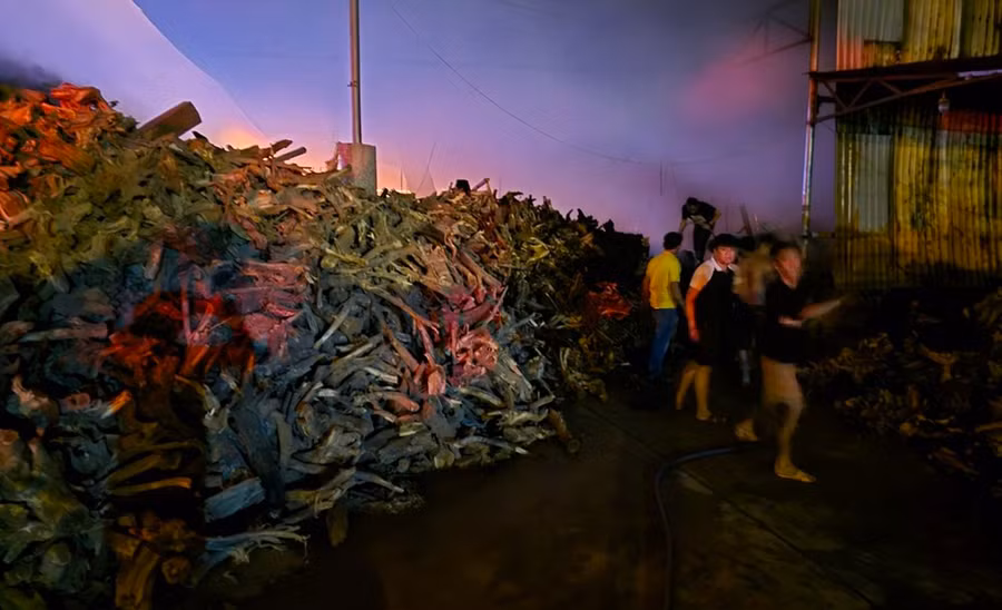 Khu xưởng chứa nhiều vật liệu gỗ dễ cháy