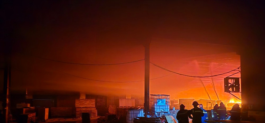 Lửa lớn bao trùm khu xưởng trong đêm