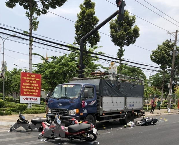 Một vụ tai nạn xảy ra trên Quốc lộ 91, đoạn thuộc thị trấn An Châu, huyện Châu Thành, tỉnh An Giang. (Ảnh: TTXVN/phát) Một vụ tai nạn xảy ra trên Quốc lộ 91, đoạn thuộc thị trấn An Châu, huyện Châu Thành, tỉnh An Giang. (Ảnh: TTXVN/phát)