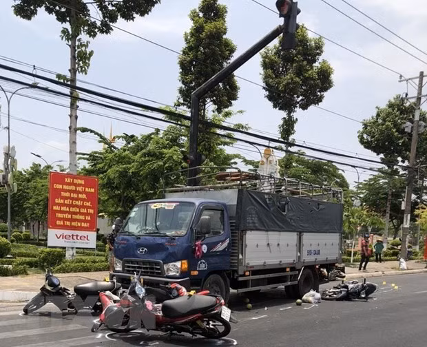 Một vụ tai nạn xảy ra trên Quốc lộ 91, đoạn thuộc thị trấn An Châu, huyện Châu Thành, tỉnh An Giang. (Ảnh: TTXVN/phát)