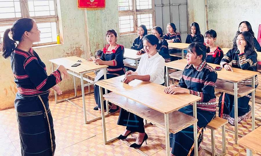 Tham gia sinh hoạt CLB, các thành viên được tuyên truyền nhiều chủ đề liên quan đến chính sách, pháp luật của Đảng và Nhà nước về sức khỏe sinh sản, tình yêu và giới tính. Ảnh: M.K