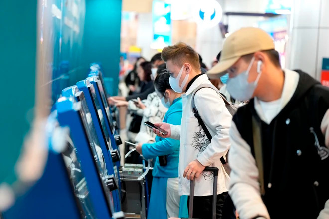 Hành khách làm thủ tục vé máy bay tại một quầy vé tự động. (Ảnh: PV/Vietnam+) Hành khách làm thủ tục vé máy bay tại một quầy vé tự động. (Ảnh: PV/Vietnam+)