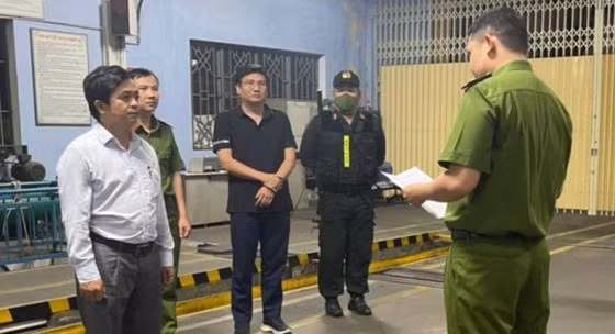 Công an TP Đà Nẵng thi hành các quyết định. Ảnh: CAĐN Công an TP Đà Nẵng thi hành các quyết định. Ảnh: CAĐN