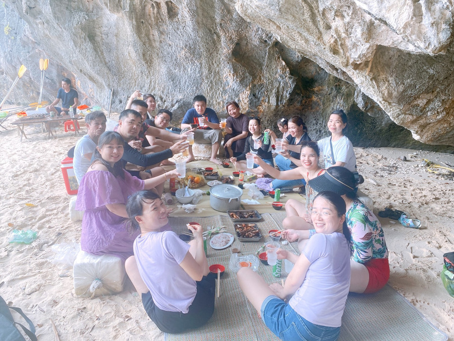 Du khách quây quần thưởng thức những món hải sản sản thơm ngon. Du khách quây quần thưởng thức những món hải sản sản thơm ngon.