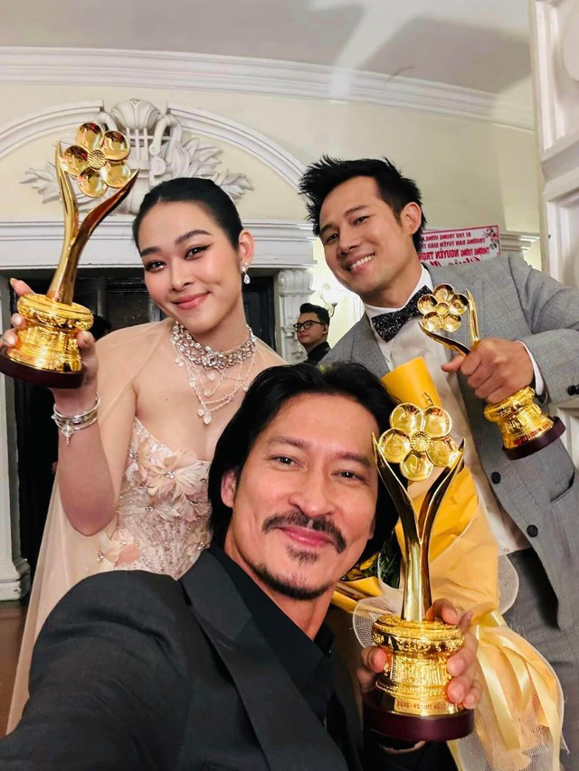 Diệp Bảo Ngọc, Thanh Thức, Huy Khánh là bộ ba diễn viên "Lật mặt 6: Tấm vé định mệnh". Phim "Mặt trời mùa đông" có Huy Khánh tham gia cũng thắng hạng mục "Phim truyền hình được yêu thích" Diệp Bảo Ngọc, Thanh Thức, Huy Khánh là bộ ba diễn viên "Lật mặt 6: Tấm vé định mệnh". Phim "Mặt trời mùa đông" có Huy Khánh tham gia cũng thắng hạng mục "Phim truyền hình được yêu thích"