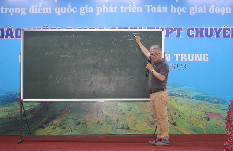 Giáo sư, Tiến sĩ Ngô Bảo Châu-Giám đốc Khoa học Viện Nghiên cứu cao cấp về Toán chia sẻ cách giải phương trình đa thức, bài toán dựng hình. Ảnh: Minh Nhật