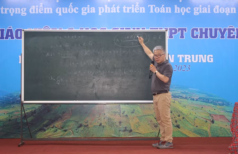 Giáo sư, Tiến sĩ Ngô Bảo Châu-Giám đốc Khoa học Viện Nghiên cứu cao cấp về Toán chia sẻ cách giải phương trình đa thức, bài toán dựng hình. Ảnh: Minh Nhật
