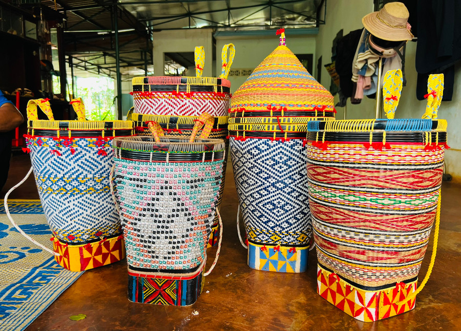 Những chiếc gùi với hoa văn đẹp mắt do ông Siu Hơng đan. Ảnh: Minh Nhật Những chiếc gùi với hoa văn đẹp mắt do ông Siu Hơng đan. Ảnh: Minh Nhật