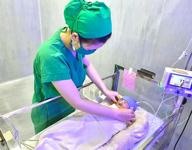 Sức khỏe sản phụ và em bé đã ổn định, đang được chăm sóc tại khoa Nhi - Sơ sinh Sức khỏe sản phụ và em bé đã ổn định, đang được chăm sóc tại khoa Nhi - Sơ sinh