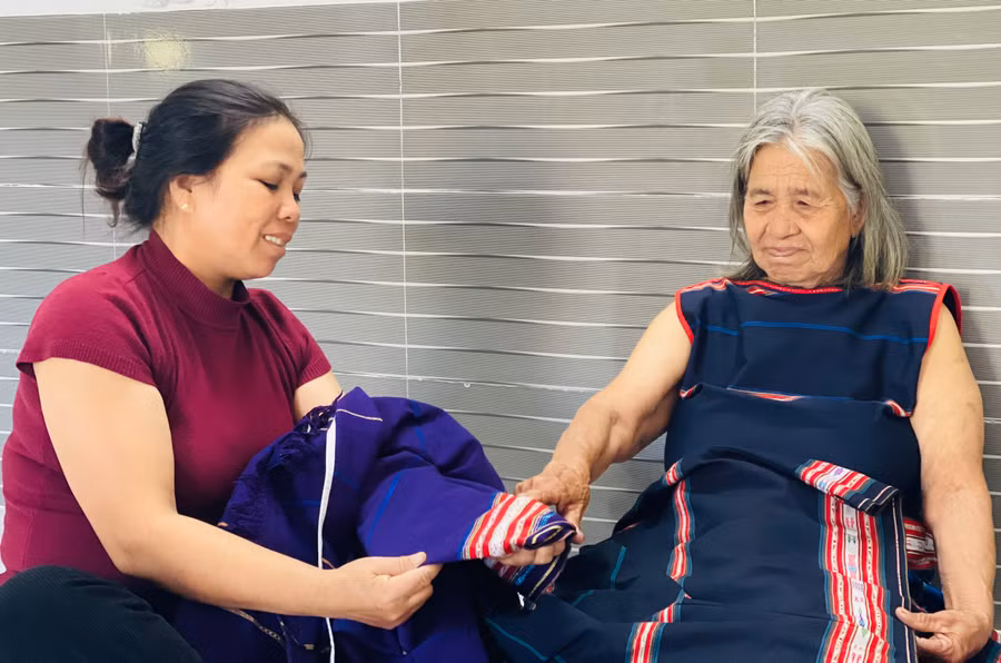 Bà Nuh chỉ dạy nghề dệt cho con dâu. Ảnh: Mai Ka Bà Nuh chỉ dạy nghề dệt cho con dâu. Ảnh: Mai Ka
