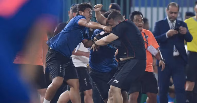 Những hình ảnh xấu xí liên tục xuất hiện trên các trang báo lớn thế giới. Ảnh: AFP