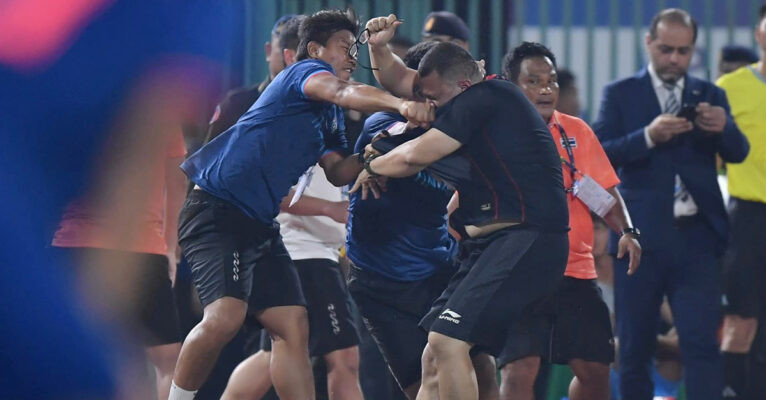 Những hình ảnh xấu xí liên tục xuất hiện trên các trang báo lớn thế giới. Ảnh: AFP Những hình ảnh xấu xí liên tục xuất hiện trên các trang báo lớn thế giới. Ảnh: AFP