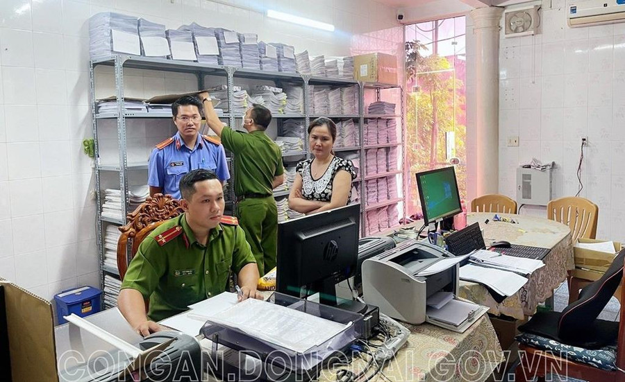 Công an Đồng Nai kiểm tra các cơ sở có dấu hiệu vi phạm. Công an Đồng Nai kiểm tra các cơ sở có dấu hiệu vi phạm.