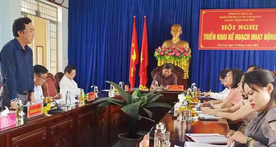 Ông Lương Văn Danh-Phó Tổng Biên tập Báo Gia Lai phát biểu tại hội nghị. Ảnh: Đoàn Nga Ông Lương Văn Danh-Phó Tổng Biên tập Báo Gia Lai phát biểu tại hội nghị. Ảnh: Đoàn Nga