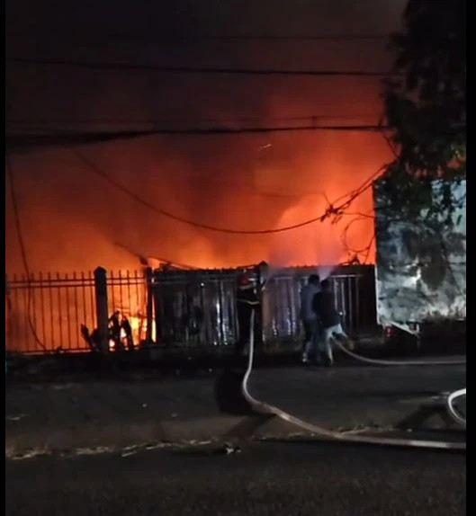 Đội Cảnh sát PCCC-CNCH Công an tỉnh Bình Thuận ở Đức Linh đến dập lửa Đội Cảnh sát PCCC-CNCH Công an tỉnh Bình Thuận ở Đức Linh đến dập lửa