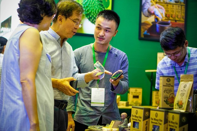 Anh Nguyễn Văn Sơn giới thiệu sản phẩm trà mãng cầu Anh Nguyễn Văn Sơn giới thiệu sản phẩm trà mãng cầu