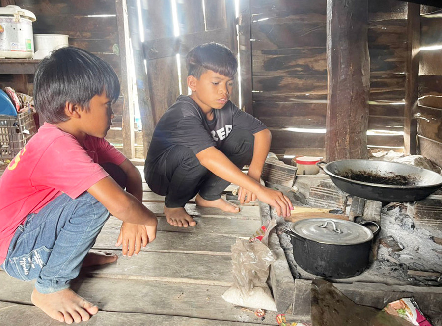 Hai anh em Đinh Thuệ (bìa phải) và Đinh Thon phải tự làm mọi việc sau khi cha mẹ qua đời. Ảnh: Vũ Chi Hai anh em Đinh Thuệ (bìa phải) và Đinh Thon phải tự làm mọi việc sau khi cha mẹ qua đời. Ảnh: Vũ Chi