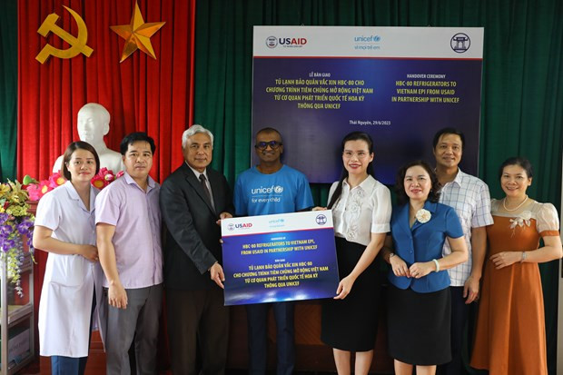 Với dung tích bảo quản 61L, mỗi tủ lạnh sẽ có thể lưu trữ đủ liều vaccine dùng cho tiêm chủng định kỳ và tiêm chủng phòng COVID-19 tại các xã. (Ảnh: PV/Vietnam+) Với dung tích bảo quản 61L, mỗi tủ lạnh sẽ có thể lưu trữ đủ liều vaccine dùng cho tiêm chủng định kỳ và tiêm chủng phòng COVID-19 tại các xã. (Ảnh: PV/Vietnam+)