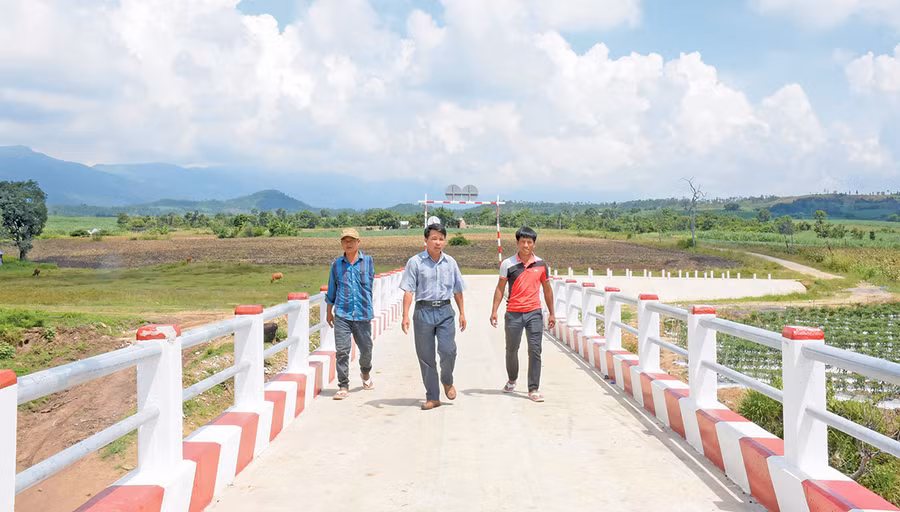 Nhờ sự quan tâm đầu tư của Trung ương, tỉnh và huyện nên hạ tầng giao thông của xã Đak Pơ Pho (huyện Kông Chro) không còn khó khăn như trước đây, việc đi lại, vận chuyển hàng nông sản của bà con rất thuận lợi. Ảnh: Minh Nguyễn