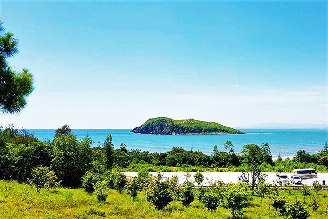 Vũng Chùa nhìn ra Đảo Yến Vũng Chùa nhìn ra Đảo Yến