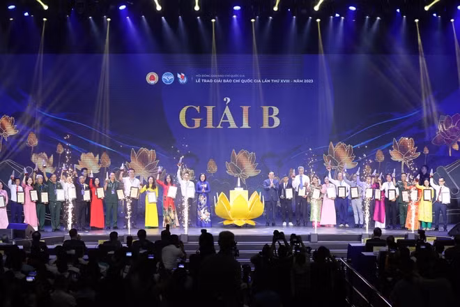 Các tác giả được trao giải B. (Ảnh: Hoài Nam/Vietnam+)