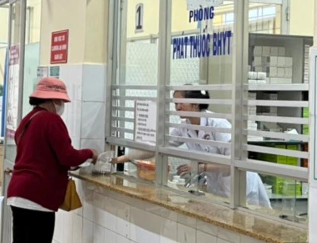 Phát thuốc cho bệnh nhân ở Lâm Đồng. Ảnh: A.T Phát thuốc cho bệnh nhân ở Lâm Đồng. Ảnh: A.T