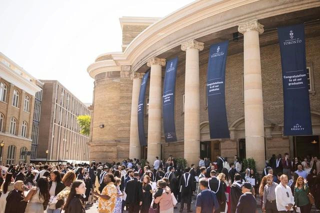 Sinh viên quốc tế dự lễ tốt nghiệp của ĐH Toronto (Canada) vào cuối tháng 6 Sinh viên quốc tế dự lễ tốt nghiệp của ĐH Toronto (Canada) vào cuối tháng 6