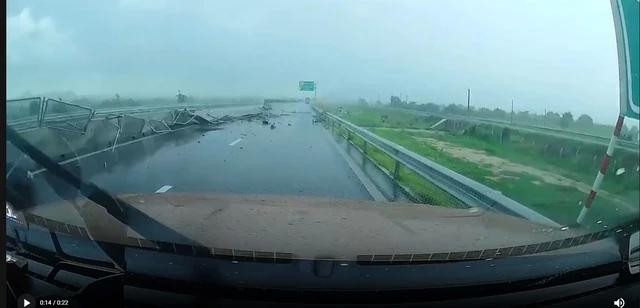 Hiện trường vụ tai nạn cho thấy hàng chục mét dải phân cách cứng trên cao tốc Vĩnh Hảo - Phan Thiết bị xe khách giường nằm tông ngã. CẮT TỪ CLIP