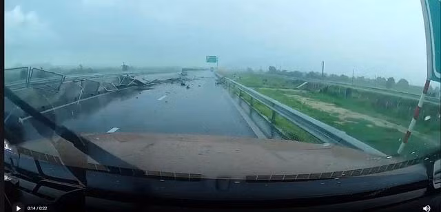 Hiện trường vụ tai nạn cho thấy hàng chục mét dải phân cách cứng trên cao tốc Vĩnh Hảo - Phan Thiết bị xe khách giường nằm tông ngã. CẮT TỪ CLIP