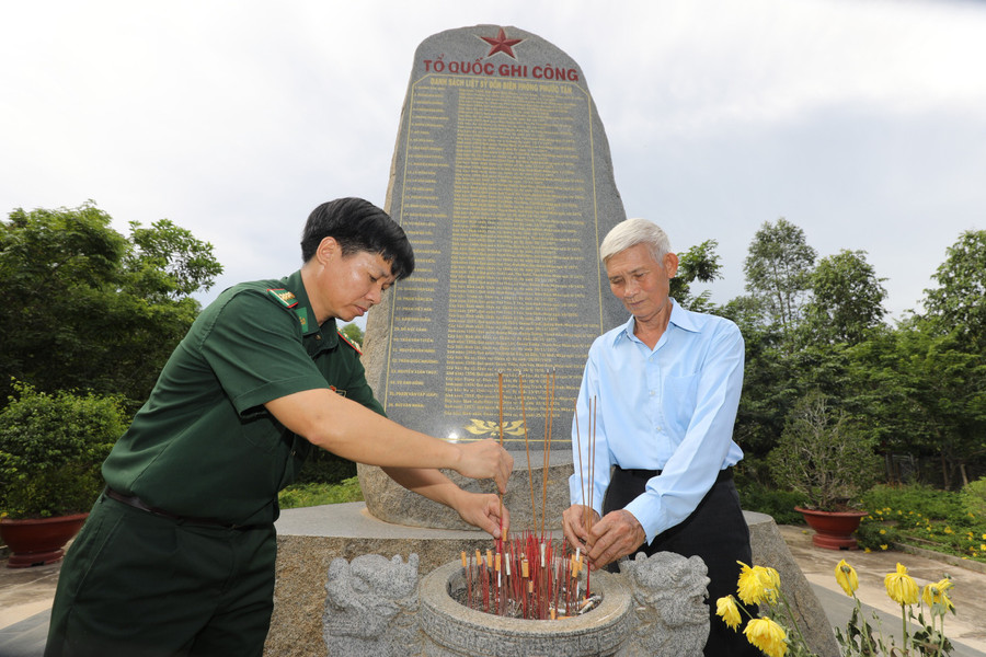 Hai thế hệ bộ đội biên phòng tại bia tưởng niệm liệt sĩ hy sinh trong chiến tranh biên giới Tây Nam, thuộc Đồn Biên phòng Phước Tân, Tây Ninh. Ảnh: DŨNG PHƯƠNG Hai thế hệ bộ đội biên phòng tại bia tưởng niệm liệt sĩ hy sinh trong chiến tranh biên giới Tây Nam, thuộc Đồn Biên phòng Phước Tân, Tây Ninh. Ảnh: DŨNG PHƯƠNG