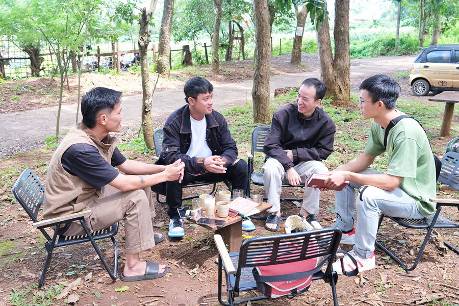 Nhà sáng tạo âm nhạc Nguyễn Thiết (thứ 2 từ trái sang) cùng nhóm bạn sáng tác nhạc trẻ ở phố núi Pleiku. Ảnh: H.N Nhà sáng tạo âm nhạc Nguyễn Thiết (thứ 2 từ trái sang) cùng nhóm bạn sáng tác nhạc trẻ ở phố núi Pleiku. Ảnh: H.N