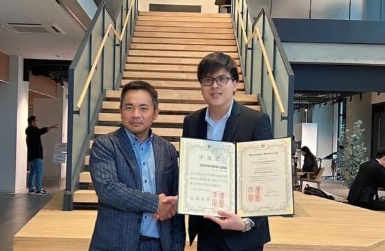 Giáo sư Trần Đăng Xuân (trái)