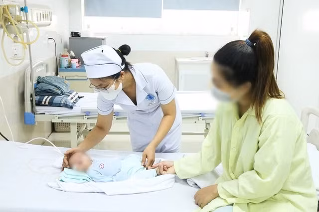 Bé trai 7 ngày tuổi đang điều trị tại Bệnh viện trẻ em Hải Phòng sau khi được nữ điều dưỡng Nguyễn Thị Thảo kịp thời cấp cứu. Ảnh CTV