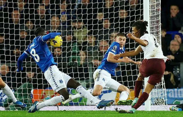 Amadou Onana để bóng chạm tay... Amadou Onana để bóng chạm tay...