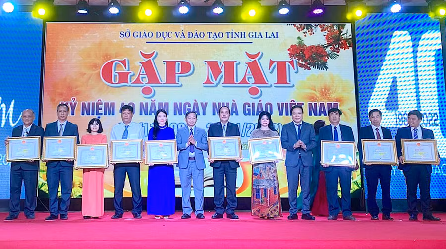 Thầy Nguyễn Trường Phong (thứ 4 từ trái sang) nhận bằng khen của Chủ tịch UBND tỉnh nhân kỷ niệm 40 năm Ngày Nhà giáo Việt Nam (20/11/1982 - 20/11/2022). Ảnh: M.T