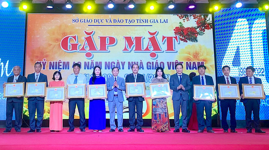 Thầy Nguyễn Trường Phong (thứ 4 từ trái sang) nhận bằng khen của Chủ tịch UBND tỉnh nhân kỷ niệm 40 năm Ngày Nhà giáo Việt Nam (20/11/1982 - 20/11/2022). Ảnh: M.T