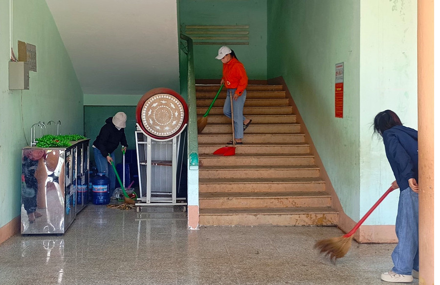 Các cô giáo Trường Tiểu học Trần Phú (xã Song An) tham gia quét dọn trường lớp để chuẩn bị đón học sinh tựu trường. Ảnh: An Phát Các cô giáo Trường Tiểu học Trần Phú (xã Song An) tham gia quét dọn trường lớp để chuẩn bị đón học sinh tựu trường. Ảnh: An Phát