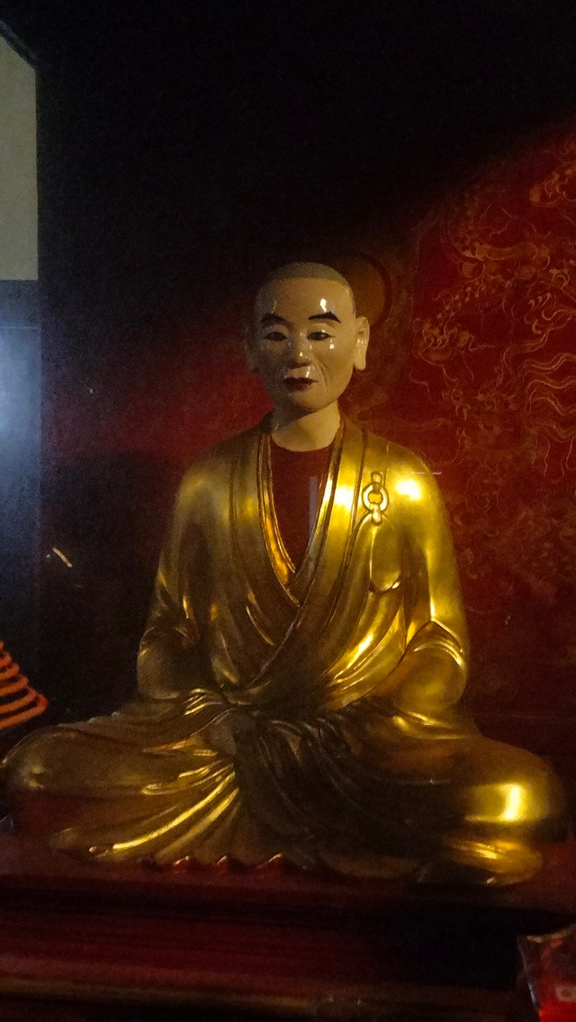 Ngắm bảo vật quốc gia bộ tượng Trúc Lâm tam tổ hơn 300 năm tuổi - Ảnh 3. Tượng Pháp Loa đặt bên phải tượng Trần Nhân Tông