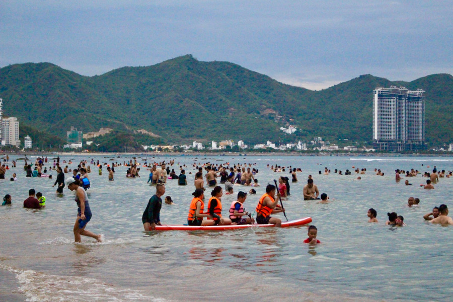 Theo anh Văn An (người chuyên hướng dẫn du khách chèo SUP), SUP có nhiều loại nhưng loại được nhiều người sử dụng hiện nay là SUP bơm hơi vì nó dễ sử dụng. Thuyền sẽ được bơm bằng ống bơm chuyên dụng, phía trên ống bơm có đồng hồ đo áp suất. Dụng cụ đi kèm bao gồm có mái chèo, dây an toàn và bánh lái.