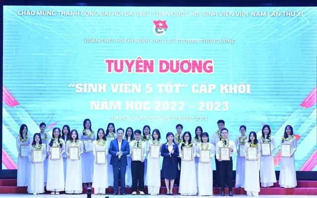 Các &quot;Sinh viên 5 tốt&quot; cấp khối được trao danh hiệu tại buổi lễ