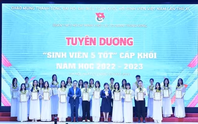 Các "Sinh viên 5 tốt" cấp khối được trao danh hiệu tại buổi lễ