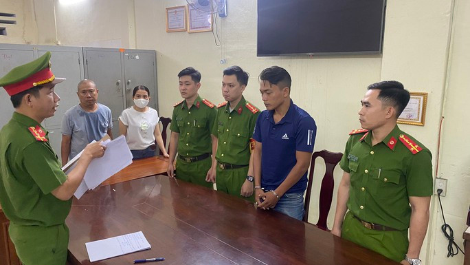 Tống đạt quyết định bắt tạm giam đối với Đoàn Văn Thiện (áo xanh)