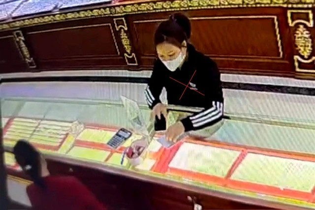 Tiêu Thị Giang đeo khẩu trang khi thực hiện hành vi cướp tiệm vàng. Ảnh: Công an cung cấp