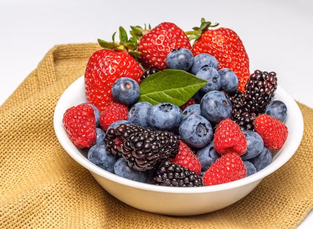 Các loại quả mọng được xem là "siêu thực phẩm" với tác dụng kiểm soát mức cholesterol, ngăn ngừa nguy cơ đau tim và đột quỵ. Ảnh: SHUTTERSTOCK