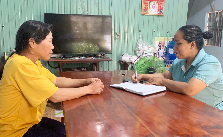 Chủ tịch Hội LHPN xã Ia Púch Rơ Mah Nguyệt (bìa phải) trao đổi với hội viên về chính sách vay vốn. Ảnh: R.P Chủ tịch Hội LHPN xã Ia Púch Rơ Mah Nguyệt (bìa phải) trao đổi với hội viên về chính sách vay vốn. Ảnh: R.P